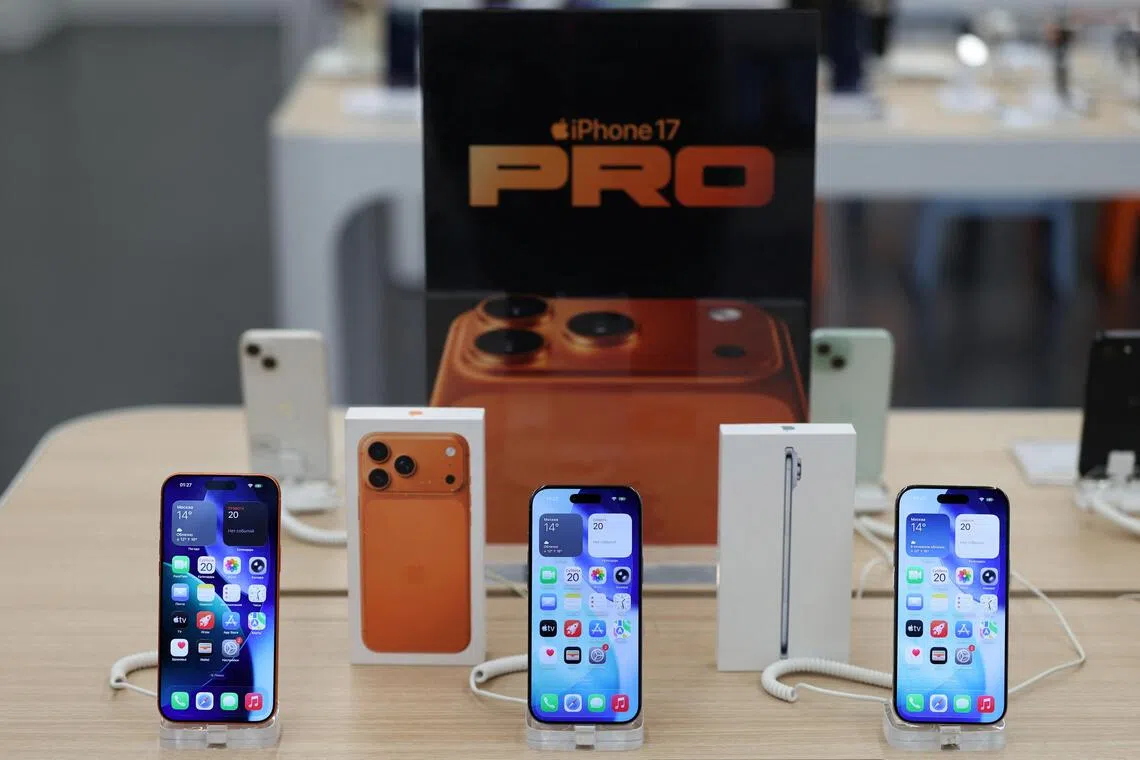 The overall smartphone market is expected to expand by 3.3% in 2025, with Apple projected to claim a share of 19.4%.