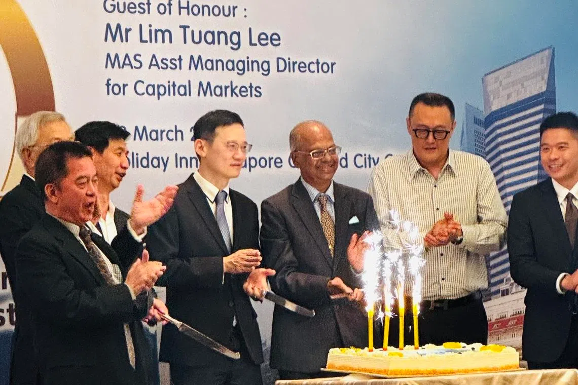 SRS president S Nallakaruppan (third from right) and MAS assistant managing director for capital markets Lim Tuang Lee to his right celebrating SRS' 40th anniversary with industry leaders.