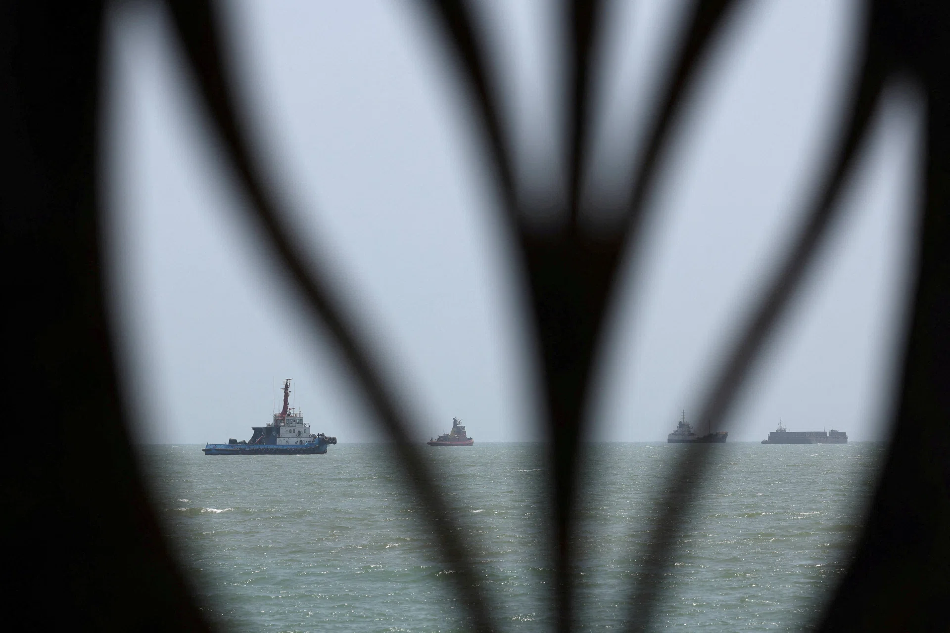 Oil prices extend losses on expectations talks will ease Middle East supply woes
