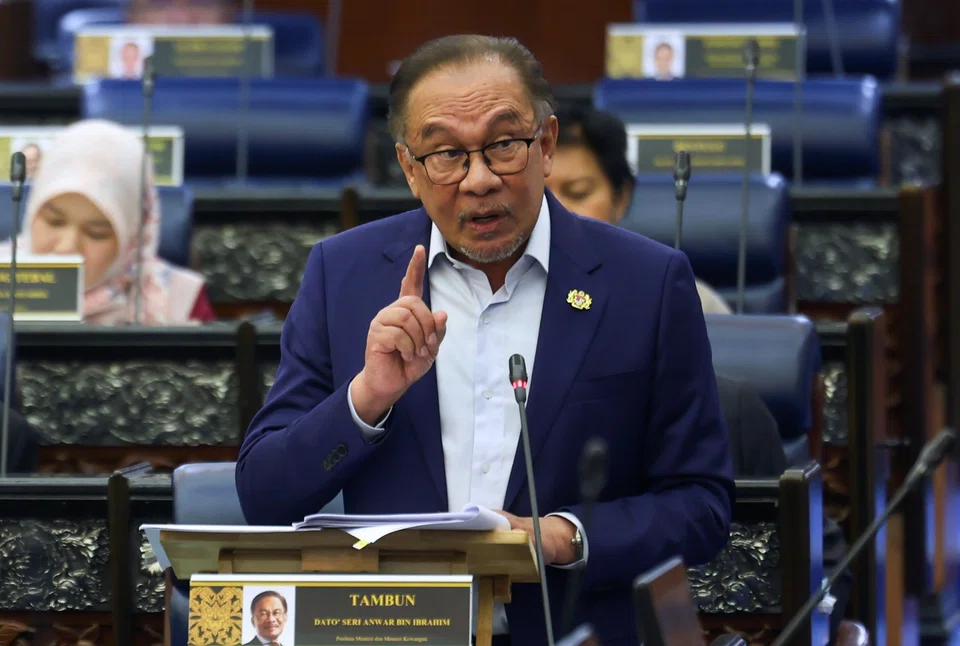 Anwar says that the deal to take Malaysia Airports private has been politicised. 