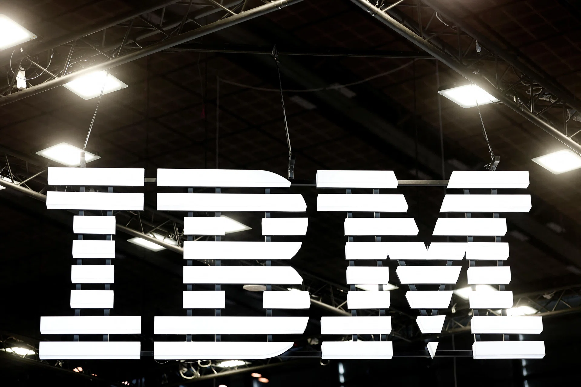 IBM falls on lukewarm growth for Red Hat software business