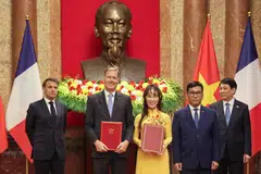 From left: France's President Emmanuel Macron, Airbus executive vice-president Wouter van Wersch, Vietjet's chairwoman Nguyen Thi Phuong Thao, Vietjet's CEO Dinh Viet Phuong and Vietnam's President Luong Cuong pose after signing a trade agreement at the Presidential Palace in Hanoi on May 26. 