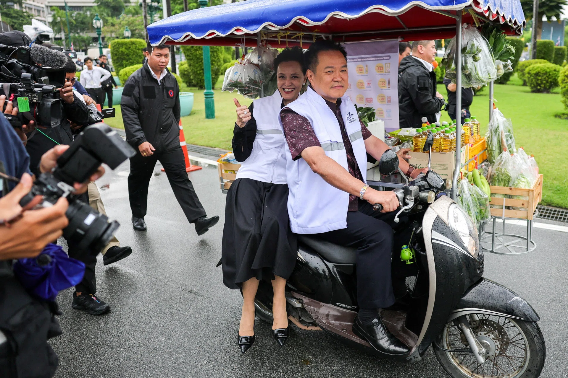 Thai PM gathers tycoons for rare economy talk amid crisis alarm