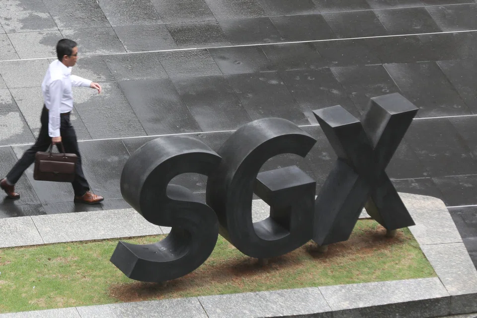 Across the broader market, losers outnumber gainers 365 to 249, after 1.7 billion securities worth S$1.7 billion changed hands.