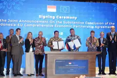 Holding the pact are Indonesia’s Coordinating Minister for Economic Affairs Airlangga Hartarto (left) and EU Trade and Economic Security Commissioner Maros Sefcovic.