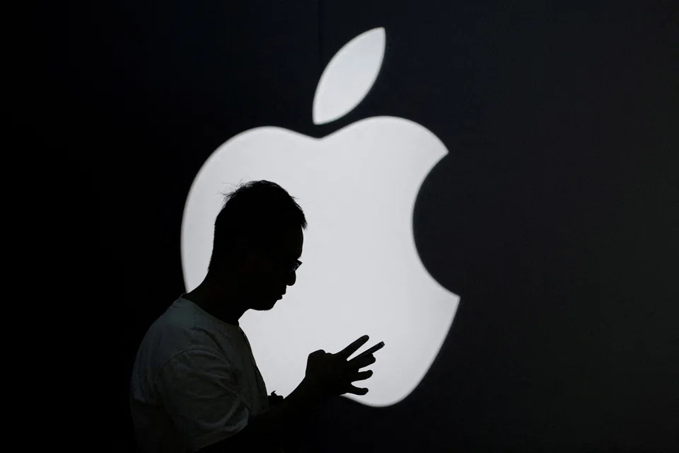 Apple recently fell out of the talks for the funding round which is set to close next week, says WSJ. 