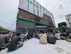 More than 100 members of the workers’ union gathered in Bandung to urge the eFishery management and investors to address the accusations and resolve the turmoil disrupting operations at the company.