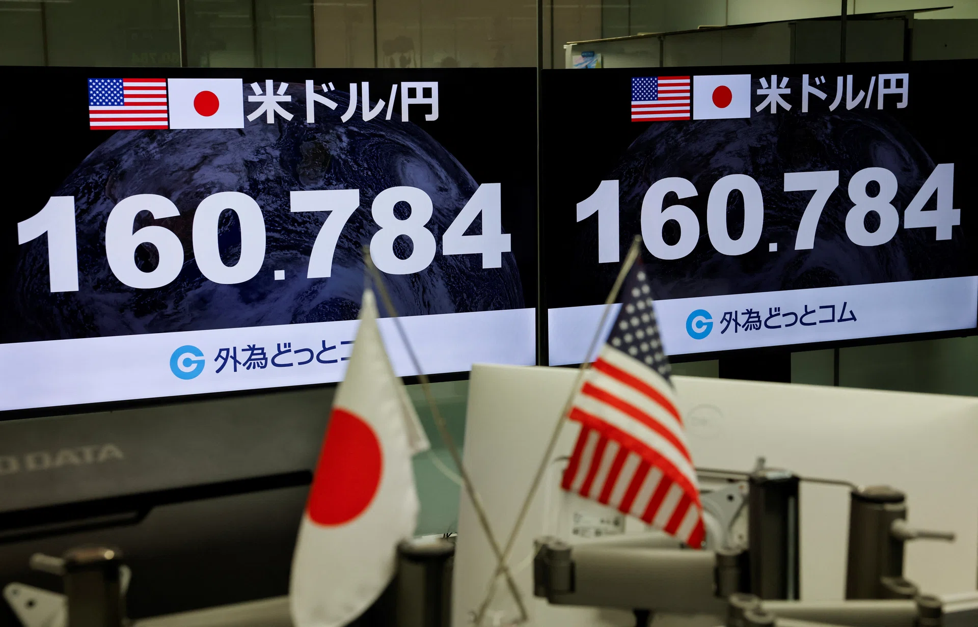 Yen clings to gains from US-Japan currency intervention as traders stay alert to more