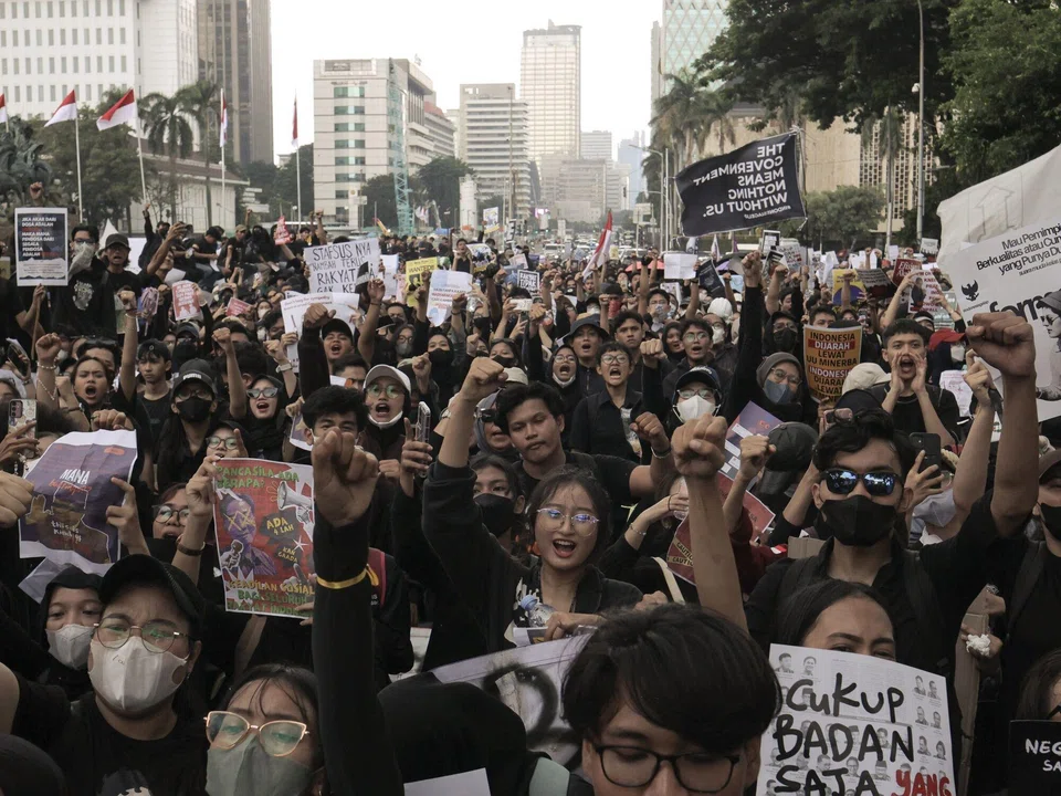 Students called on the president to review his US$30-billion free meal programme and cancel the US$19-billion planned spending cuts.
