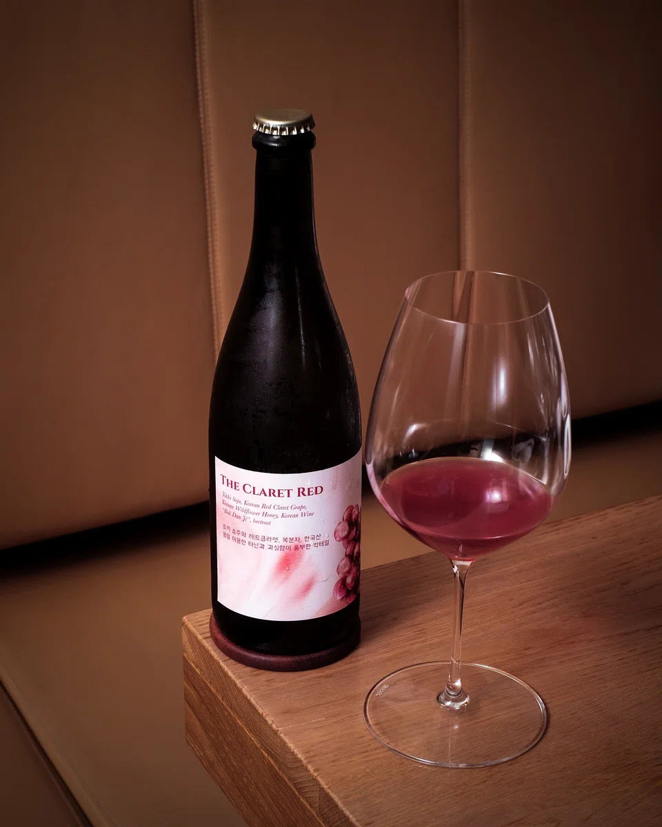 A cocktail created by Uno Jang using soju and red claret grapes.