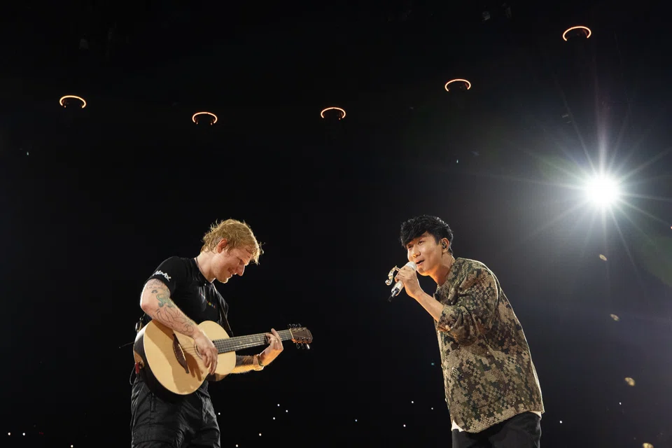 JJ Lin (right) was Ed Sheeran's unannounced special guest.