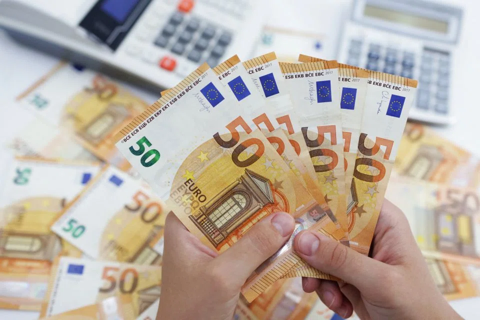 It seems that people actually like holding euro banknotes, despite the fact that, for many retail purposes, they are being replaced by more convenient digital means. This preference has implications for the digital euro.