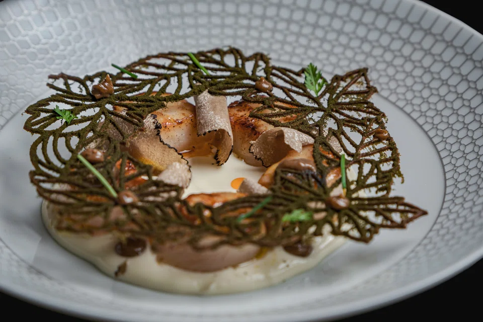 Hokkaido scallops and bacon in leek veloute.