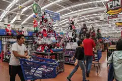 Americans outside the wealthiest quintile have run out of extra savings generated early in the pandemic and now have less cash on hand than they did when the pandemic began, according to the latest Federal Reserve study of household finances. 