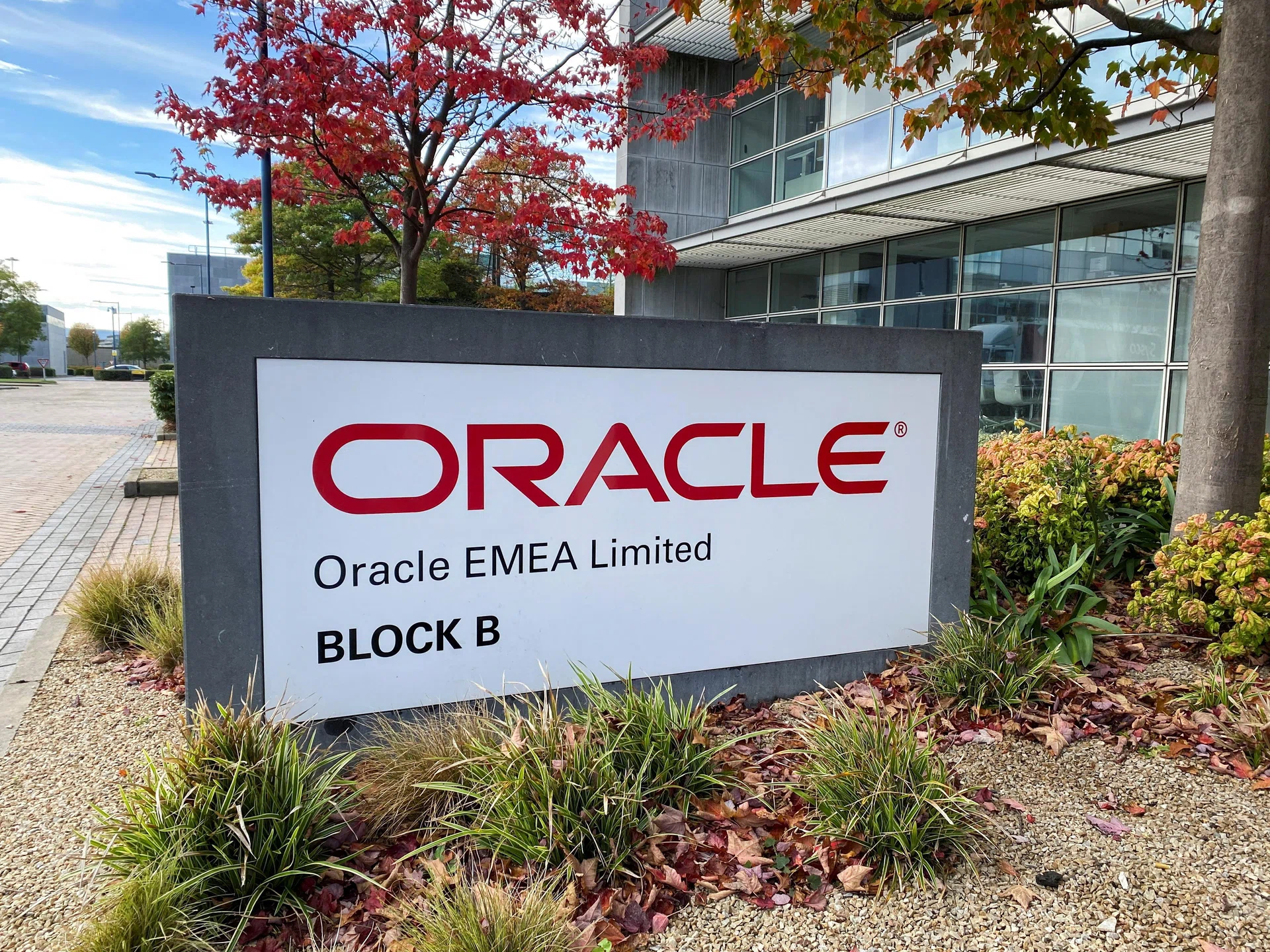 Oracle to spend an additional US$700 million on more job cuts