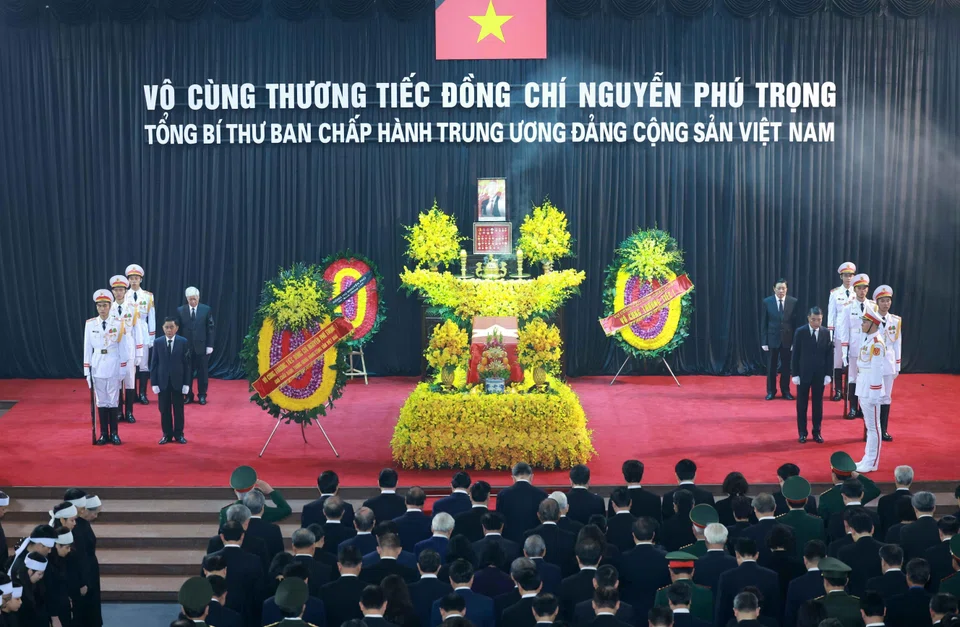 The delegation of the Central Executive Committee of the Communist Party of Vietnam paying tribute to late Vietnamese General Secretary Nguyen Phu Trong at the National Funeral Home in Hanoi.