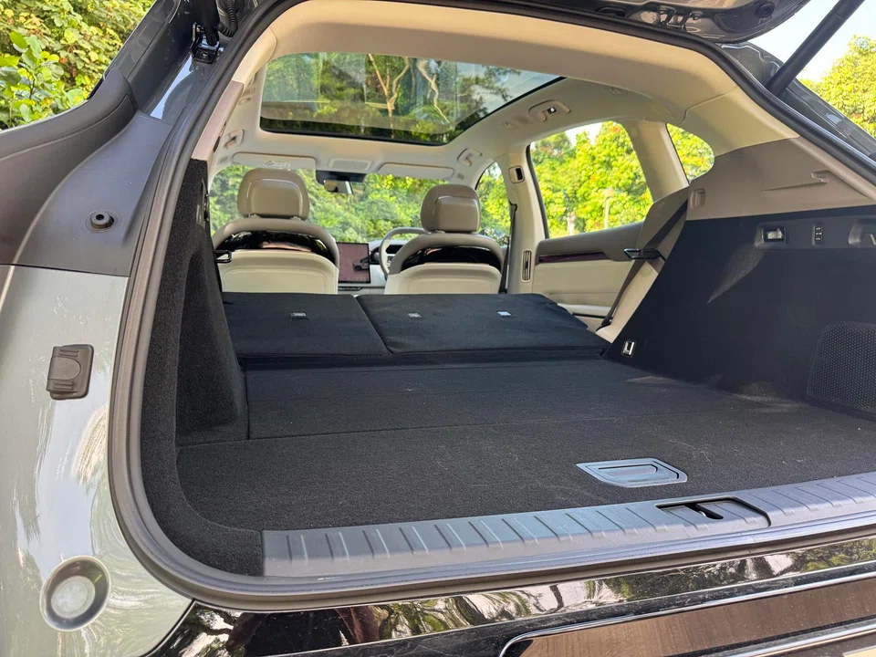 极氪7X高性能全驱版搭载双电机，总功率高达646马力。