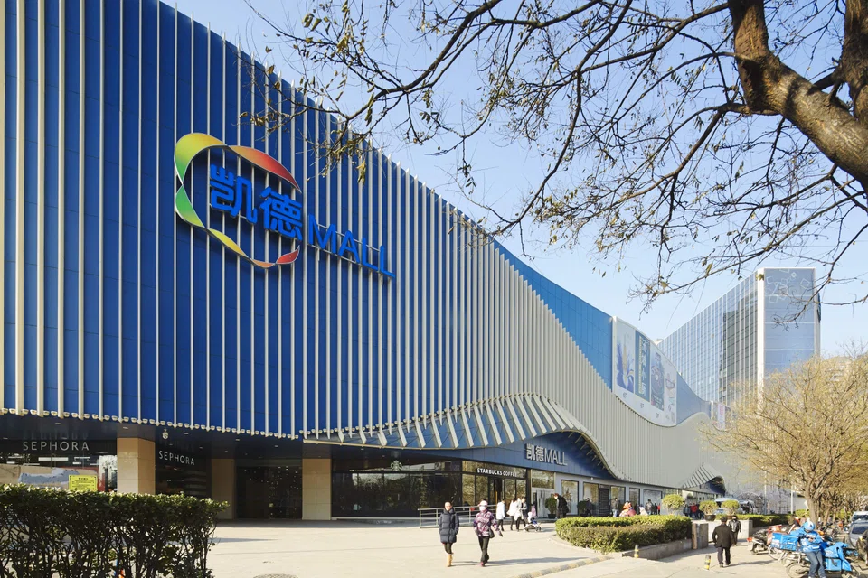 CapitaMall Wangjing (above). While shopper traffic was up 2.4% year on year, tenant sales at CLCT malls were down 2.4%. 