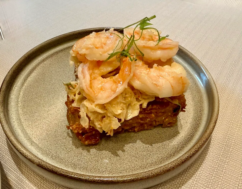 Crunchy macaroni toast topped with prawns.