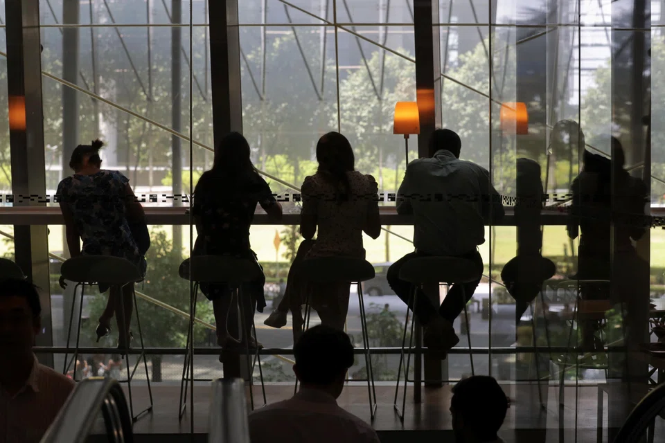 The mental health score of employees with unhealthy diets is much lower than that of workers who eat healthily.