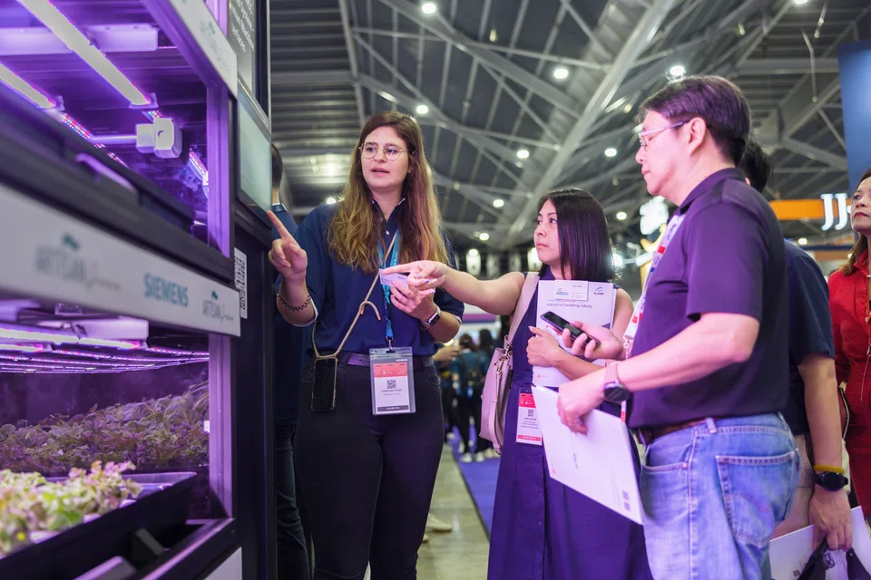 Indoor hydroponics farm Artisan Green is partnering Siemens to pioneer a farm management system that boosts crop yields, while leaving a reduced carbon footprint. 