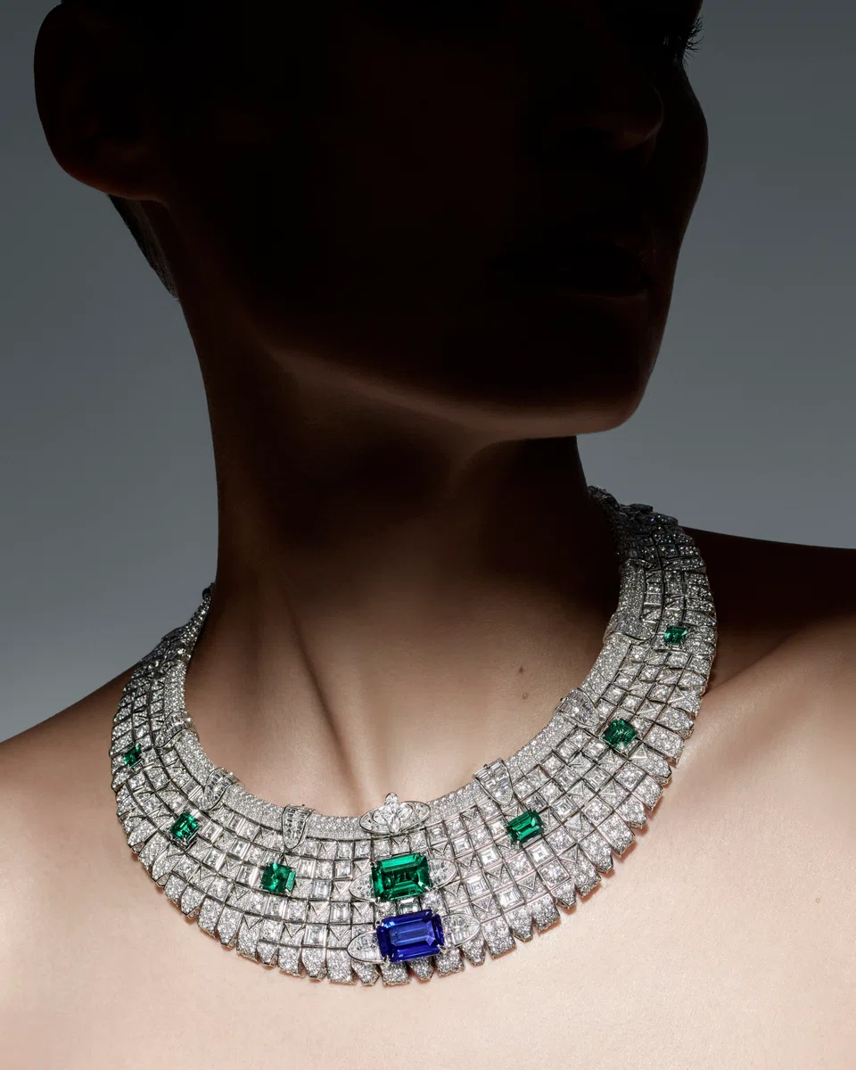 Liberty necklace in white gold with sapphire, emeralds and diamonds.



