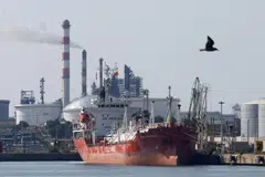 Recent military escalation between Israel and Iran is raising fears of a potential closure of the Strait of Hormuz, a crucial waterway for global oil and gas trade. A closure could significantly impact global energy markets, causing a sharp increase in oil prices. 