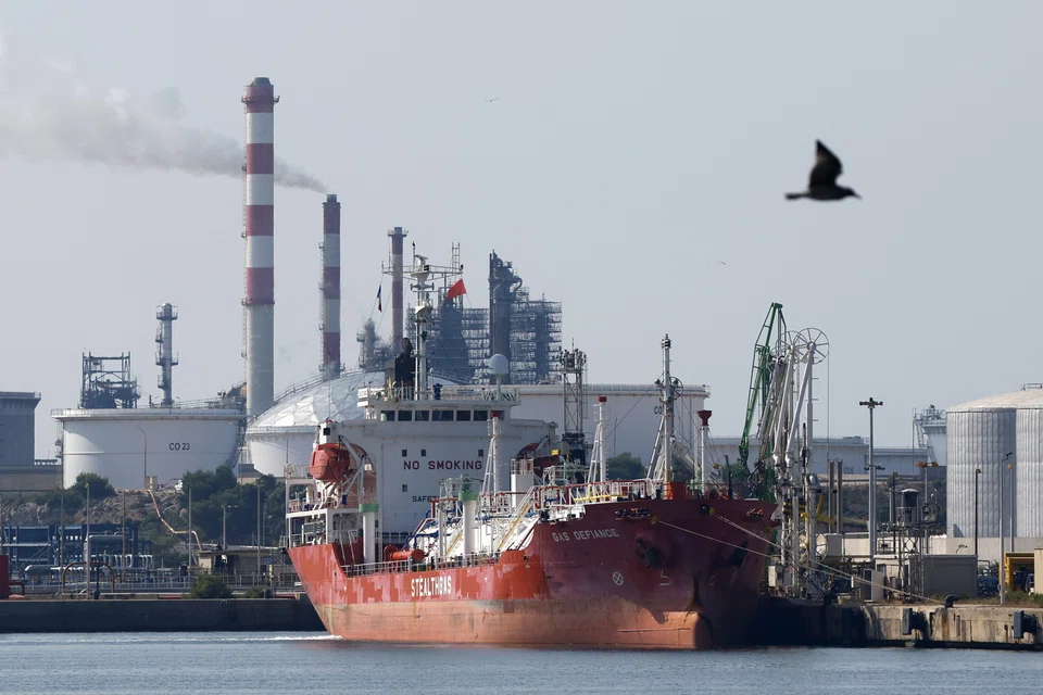 Recent military escalation between Israel and Iran is raising fears of a potential closure of the Strait of Hormuz, a crucial waterway for global oil and gas trade. A closure could significantly impact global energy markets, causing a sharp increase in oil prices. 