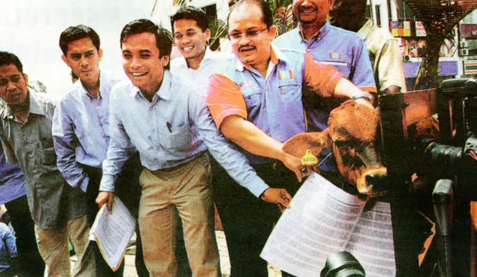 Anwar’s senior political secretary Shamsul Iskandar Mohd Akin (fifth from left), said he had submitted his resignation on Tuesday (Nov 25) to “defend” himself from attacks that may damage the government’s image. 