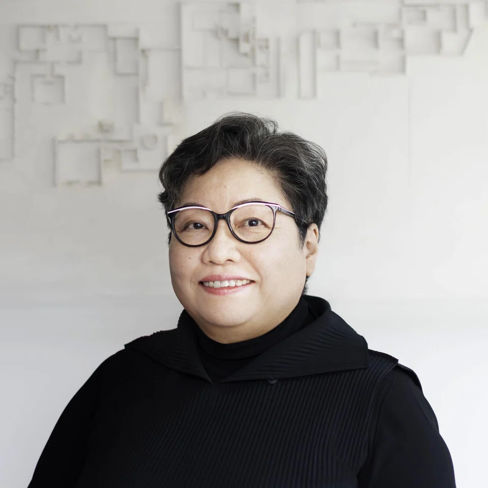 Rie Azuma creates projects that blend cultural nuances, craft and understated luxury, while capturing the essence of the location. 