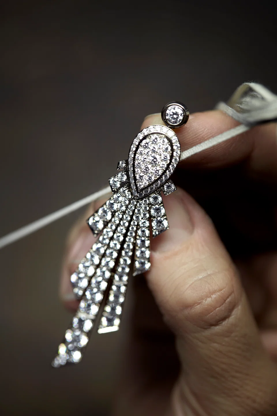 Polishing the sun motif detachable brooch




