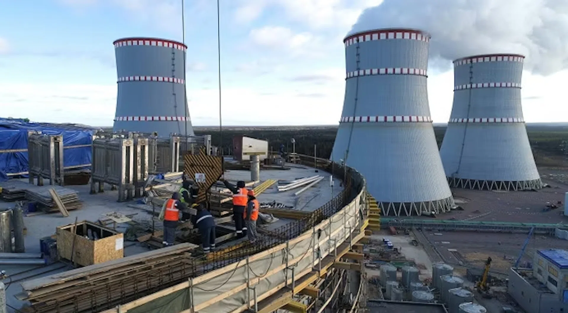 Vietnam signs deals with Russia for local nuclear power plant, stable LNG supply