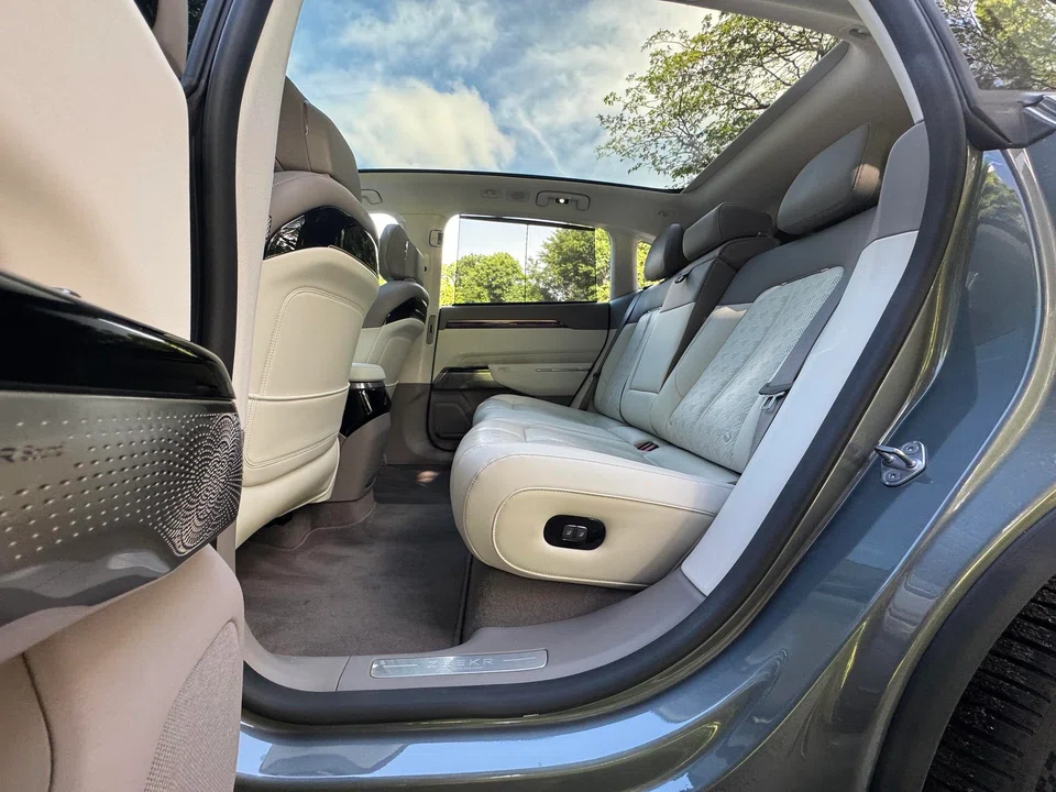 极氪7X高性能全驱版搭载双电机，总功率高达646马力。