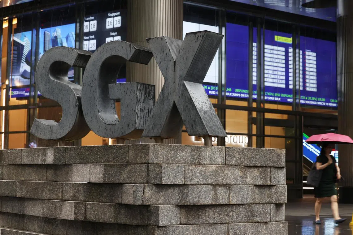 新加坡交易所（Singapore Exchange，SGX）标志。SGX logo in front of the SGX Centre building at Shenton Way.