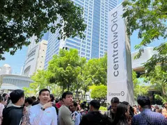 International tourist arrivals are expected to drop by 10% to 15% or even more in the next two weeks as the 7.7 earthquake on Mar 28 shook buildings in Bangkok and other Thai tourist hot spots, spooking prospective travellers, the Thai Hotels Association says.