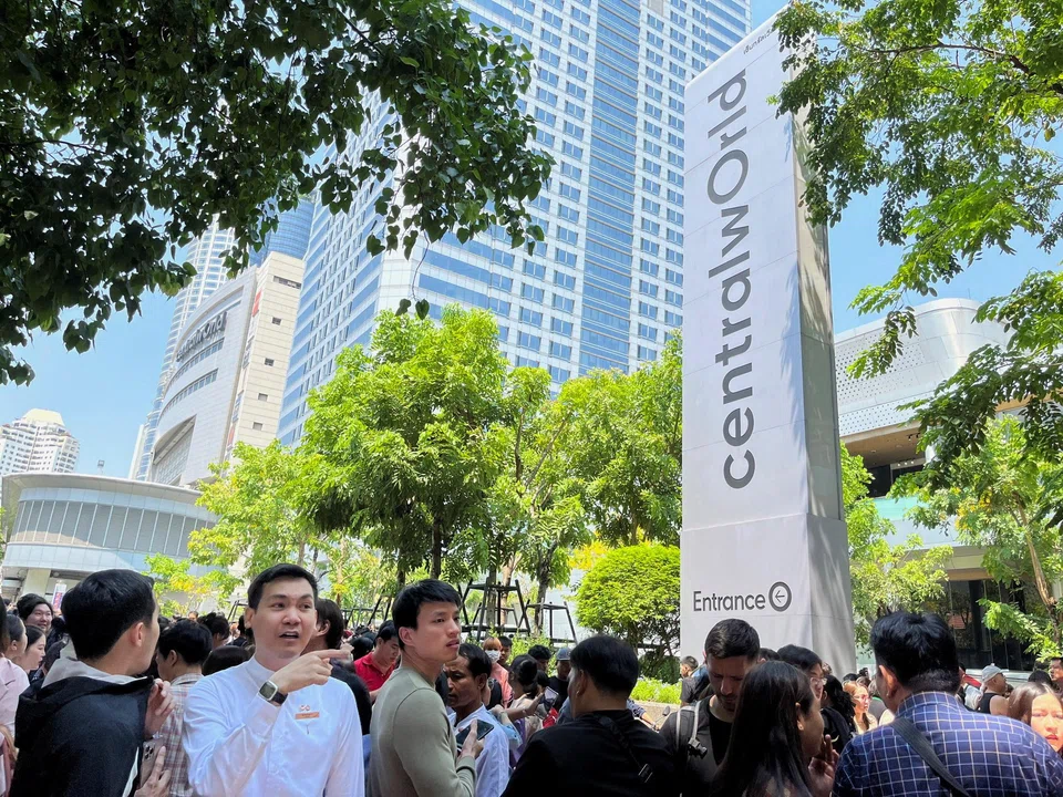 International tourist arrivals are expected to drop by 10% to 15% or even more in the next two weeks as the 7.7 earthquake on Mar 28 shook buildings in Bangkok and other Thai tourist hot spots, spooking prospective travellers, the Thai Hotels Association says.