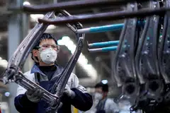 For the first time in about 25 years, China isn’t a top three investment priority for a majority of US firms, an American Chamber of Commerce in China survey showed. 