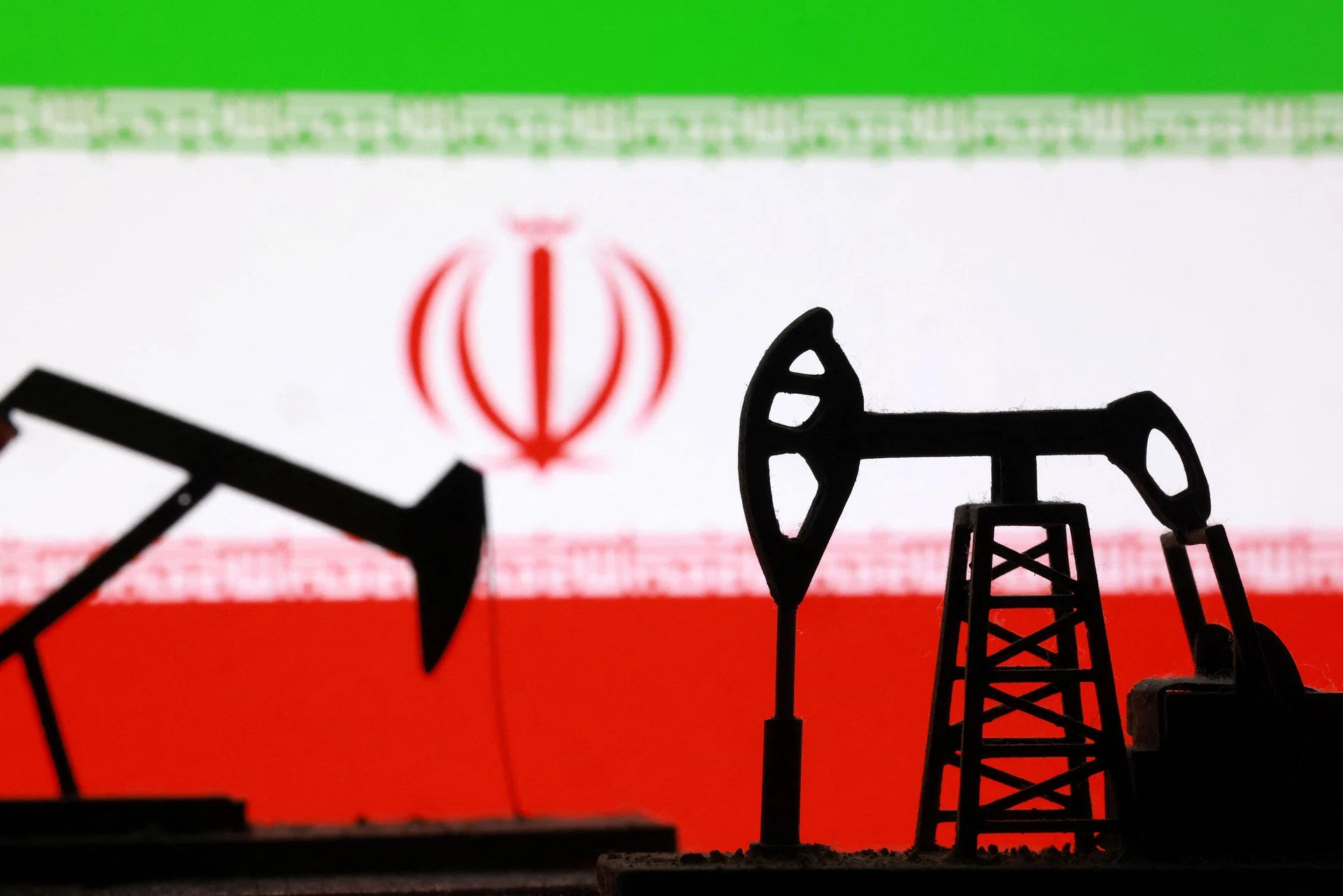 Oil prices jump 4.7%, settle at highest since January 2025 on Middle ...