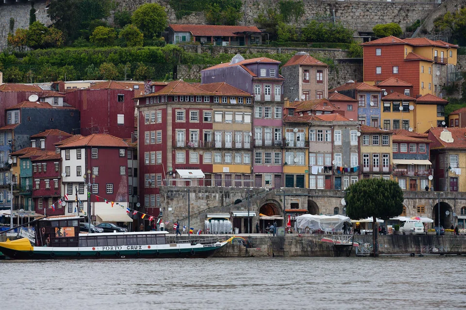 The Aconchego programme in Porto, the Portuguese city with a large ageing population, aims to increase interaction between the young and old by arranging for older people to provide housing to university students. 