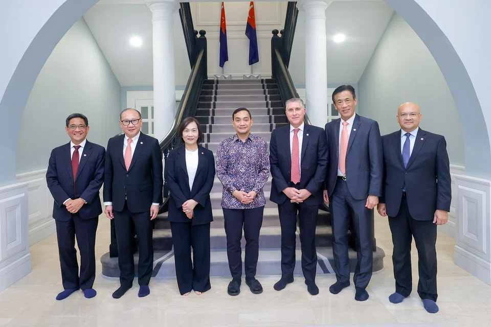 Group chief executive Helen Wong (third from left) and several senior executives from OCBC visited Johor Chief Minister Onn Hafiz Ghazi (fourth from left) at his official residence in Saujana, Johor Bahru.