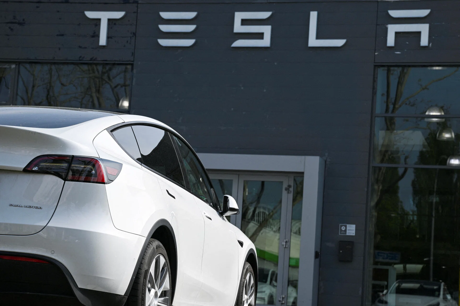 Musk answers Tesla's pay proposal with US$1 billion stock buy - The ...