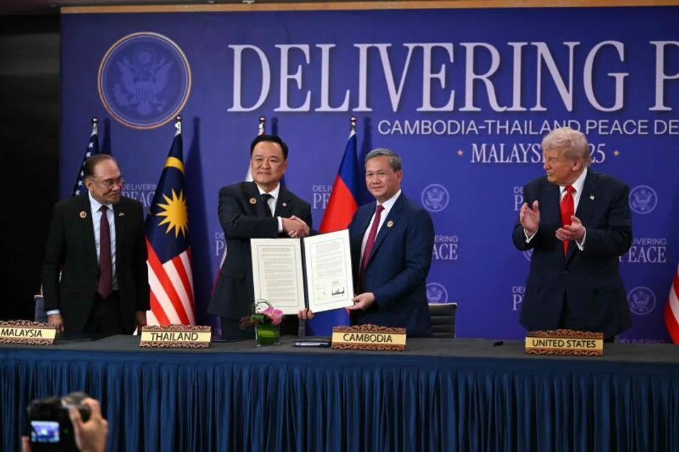 Thai Prime Minister Anutin Charnvirakul (second from left) and Cambodian Prime Minister Hun Manet (third from left) signed the Kuala Lumpur Peace Accord, witnessed by Malaysian Prime Minister Anwar Ibrahim (far left) and US President Donald Trump (far right). 