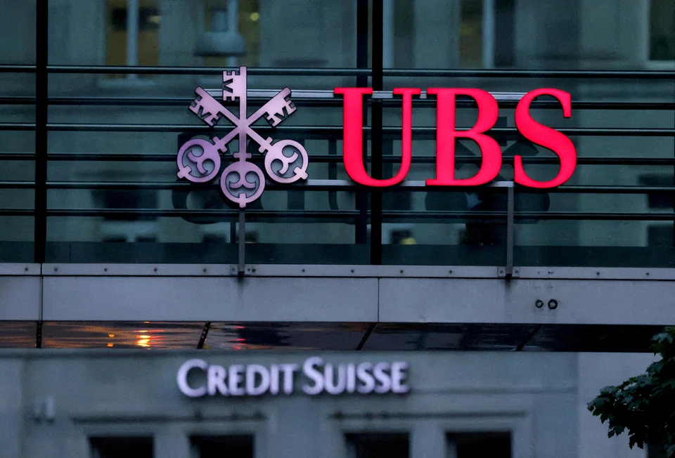 UBS provides wealth management services for clients with accounts of more than US$2 million, and this standard will be applied to clients held by Credit Suisse Securities.