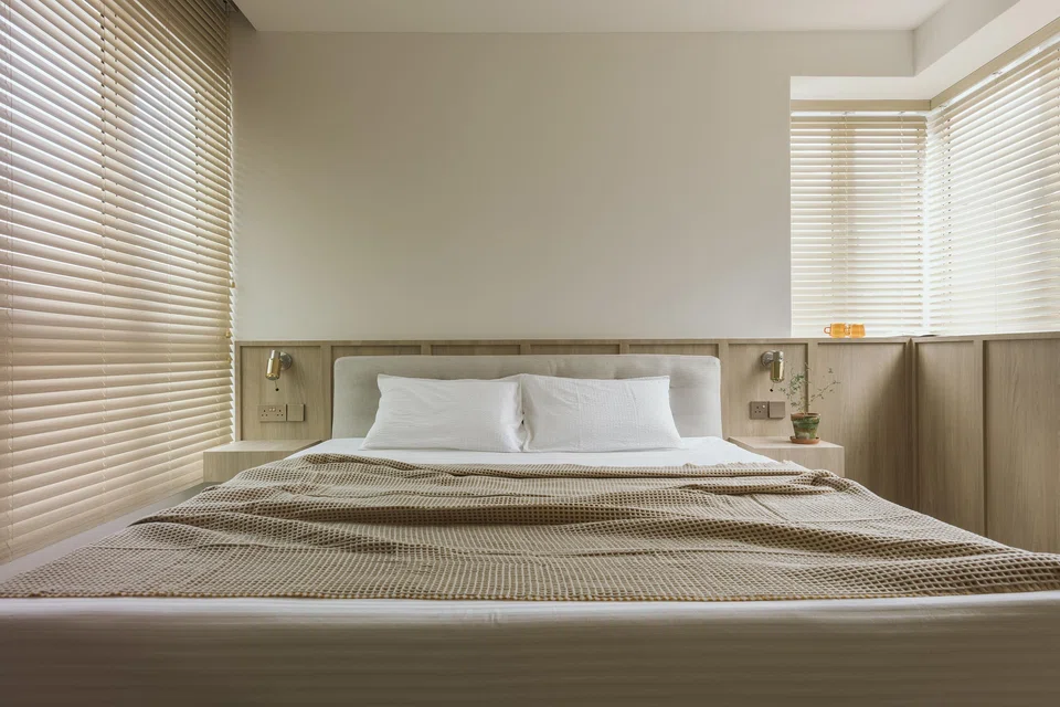 Earth tones in the master bedroom create a sense of rest.