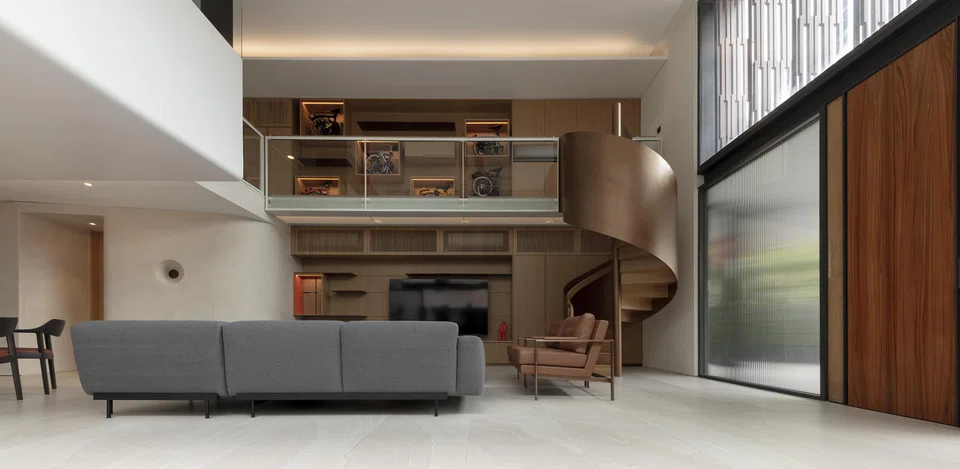A highlight in the living area is a steel-painted bronze spiral staircase.