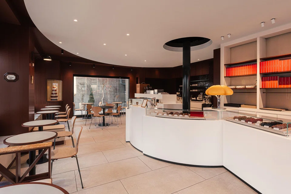 Les Mains Dorees features iconic chairs by Danish designer Arne Jacobsen. 


