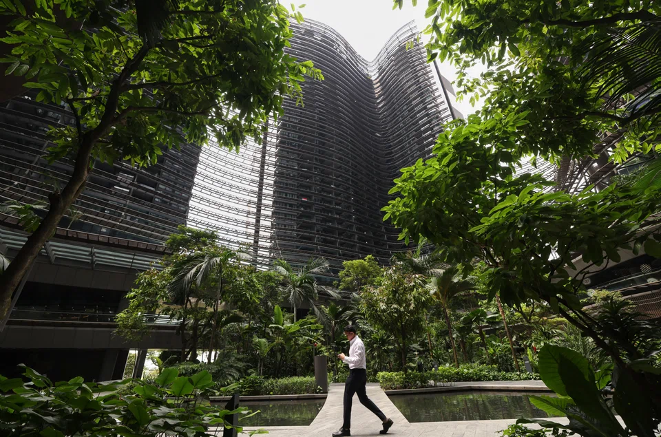 Eight MPs from the labour movement proposed measures to help various groups of workers.