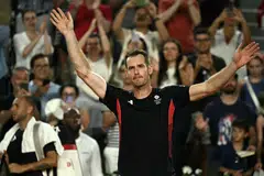 Britain's Andy Murray waves goodbye after playing with Britain's Daniel Evans  against US' Taylor Fritz and US' Tommy Paul in their men's doubles quarter-final tennis match on Court Suzanne-Lenglen at the Roland-Garros Stadium during the Paris 2024 Olympic Games, in Paris on August 1, 2024. (Photo by CARL DE SOUZA / AFP)