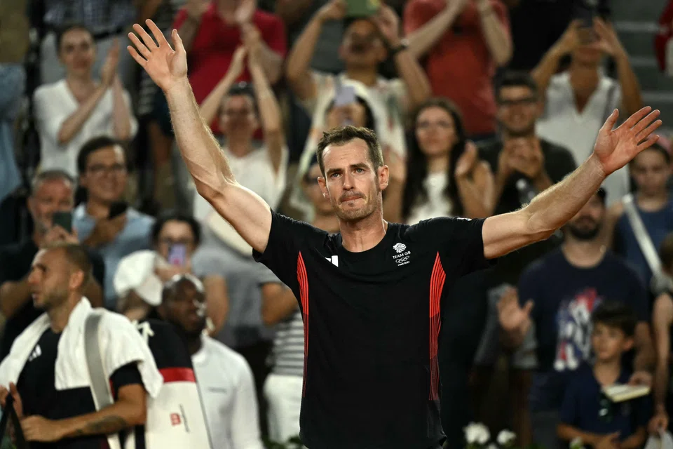 Britain's Andy Murray waves goodbye after playing with Britain's Daniel Evans  against US' Taylor Fritz and US' Tommy Paul in their men's doubles quarter-final tennis match on Court Suzanne-Lenglen at the Roland-Garros Stadium during the Paris 2024 Olympic Games, in Paris on August 1, 2024. (Photo by CARL DE SOUZA / AFP)