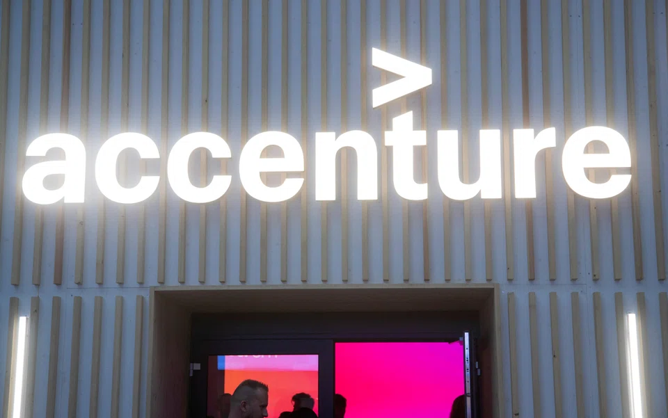 Accenture reported fourth-quarter revenue of US$16.41 billion, compared with analysts expectations of US$16.38 billion.